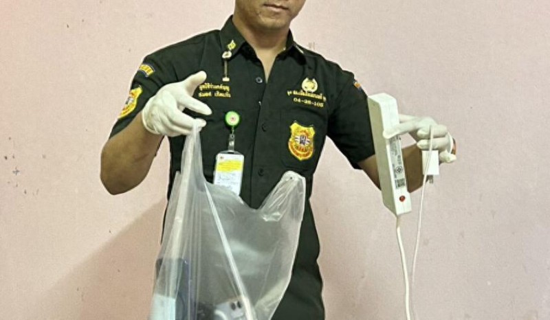 泰国男子疑因边充电边玩手机，触电身亡，尸体焦黑，手还紧握手机