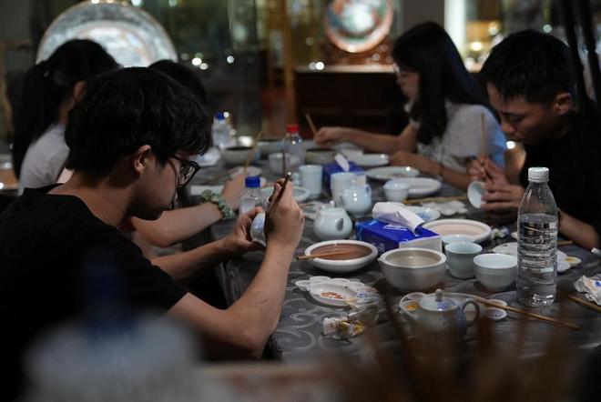 2025荔萌·青年艺术家培育计划开启深度文化采风之旅 青年艺术家沉浸式探寻西关文脉 传统技艺与当代艺术碰撞新火花