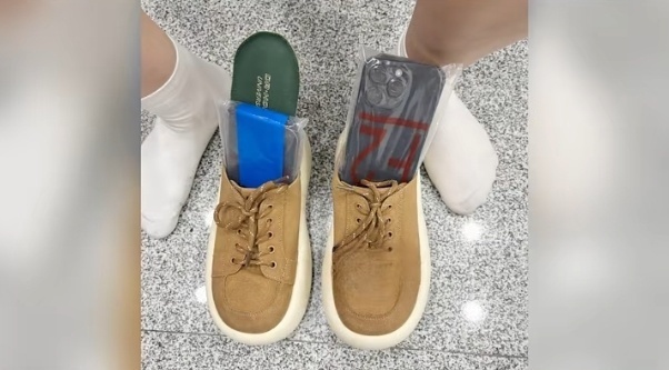 穿鞋子最重要的是舒服！2名旅客偏要踩着手机过海关？