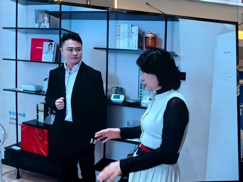 格力电器董事长董明珠带货格力美容仪：我自己体验过，每天用一次，一次6分钟，大概7天就能见效，脸就会变小