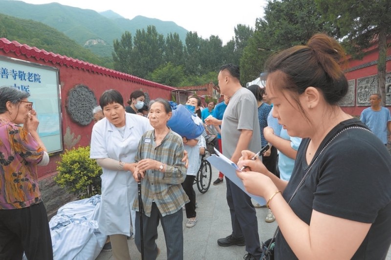 红色预警下，他们与暴雨赛跑