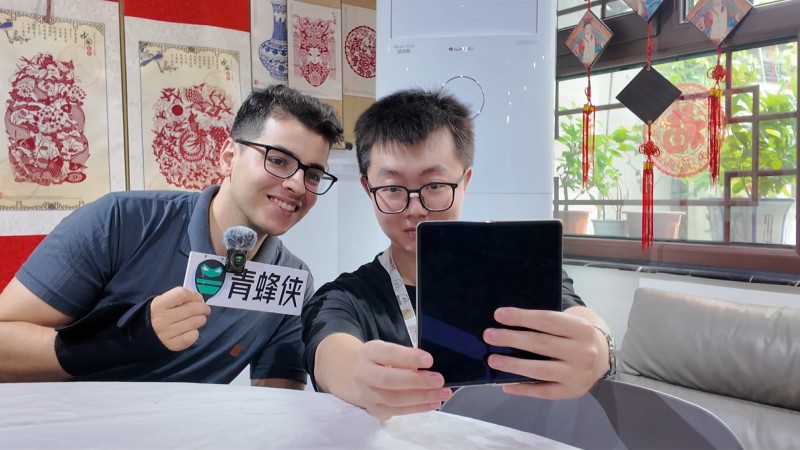 荣耀Magic V5闪耀世界青年和平大会，以AI科技架起跨国对话桥梁