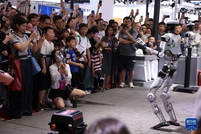 资料图:观众在2025世界机器人大会上观看一款跳舞机器人。(新华社记者 金立旺 摄)